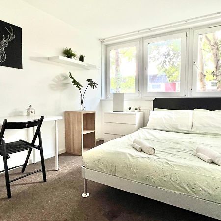 Private Bedrooms In A Flat! Home Away From Home! Shared Bathroom London Eksteriør billede