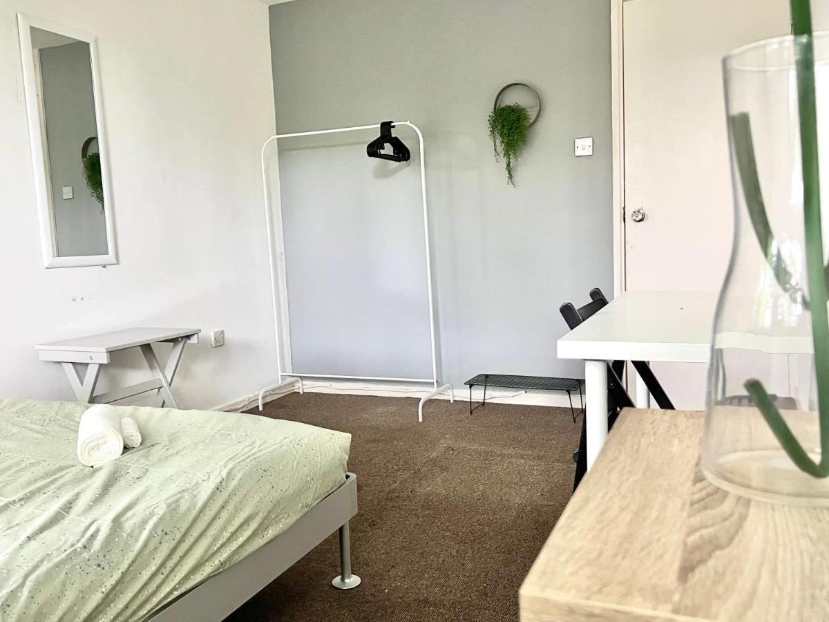 Private Bedrooms In A Flat! Home Away From Home! Shared Bathroom London Eksteriør billede