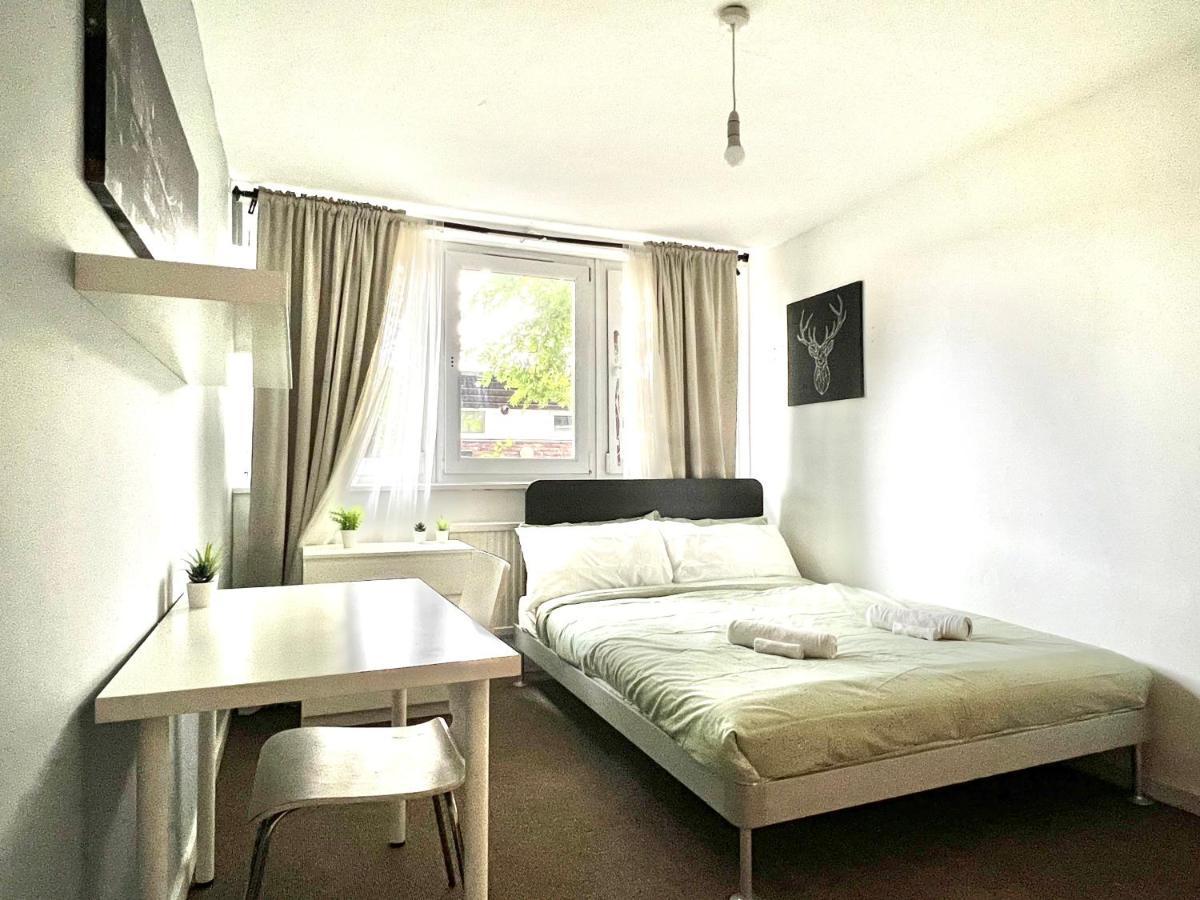 Private Bedrooms In A Flat! Home Away From Home! Shared Bathroom London Eksteriør billede