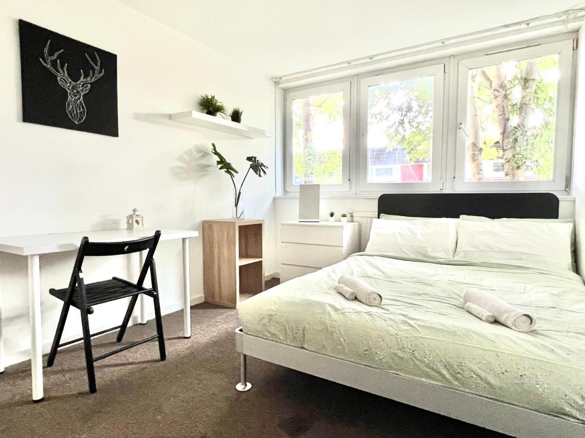 Private Bedrooms In A Flat! Home Away From Home! Shared Bathroom London Eksteriør billede