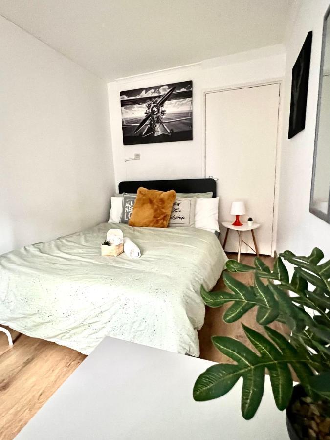 Private Bedrooms In A Flat! Home Away From Home! Shared Bathroom London Eksteriør billede